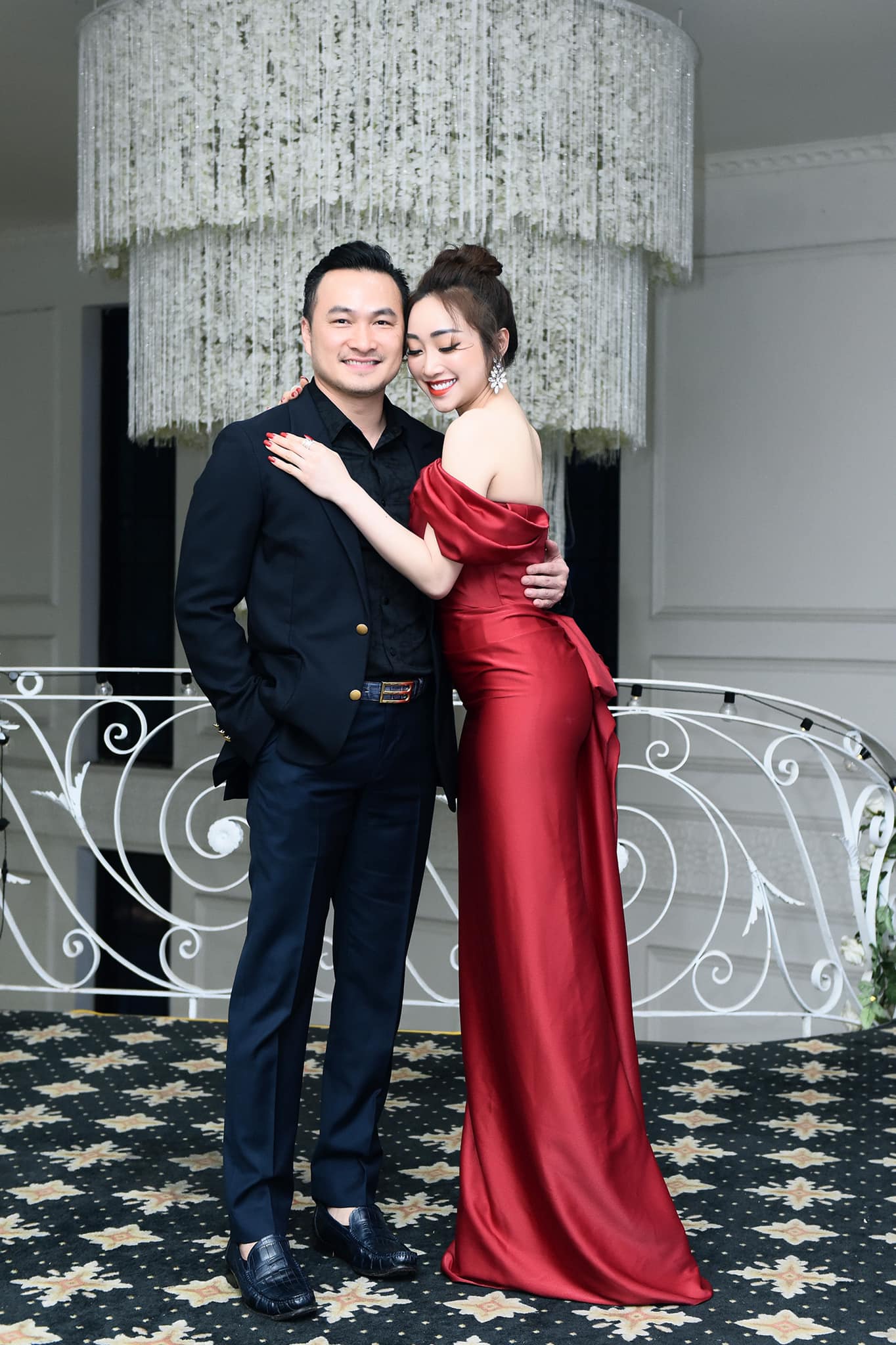 Chi Bảo và bạn gái kém 16 tuổi chính thức kết hôn sau hơn 3 năm yêu nhau.