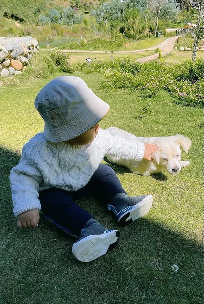 Hoà Minzy khoe khoảnh khắc tranh giành đáng yêu giữa chồng thiếu gia và con trai cưng - Ảnh 1