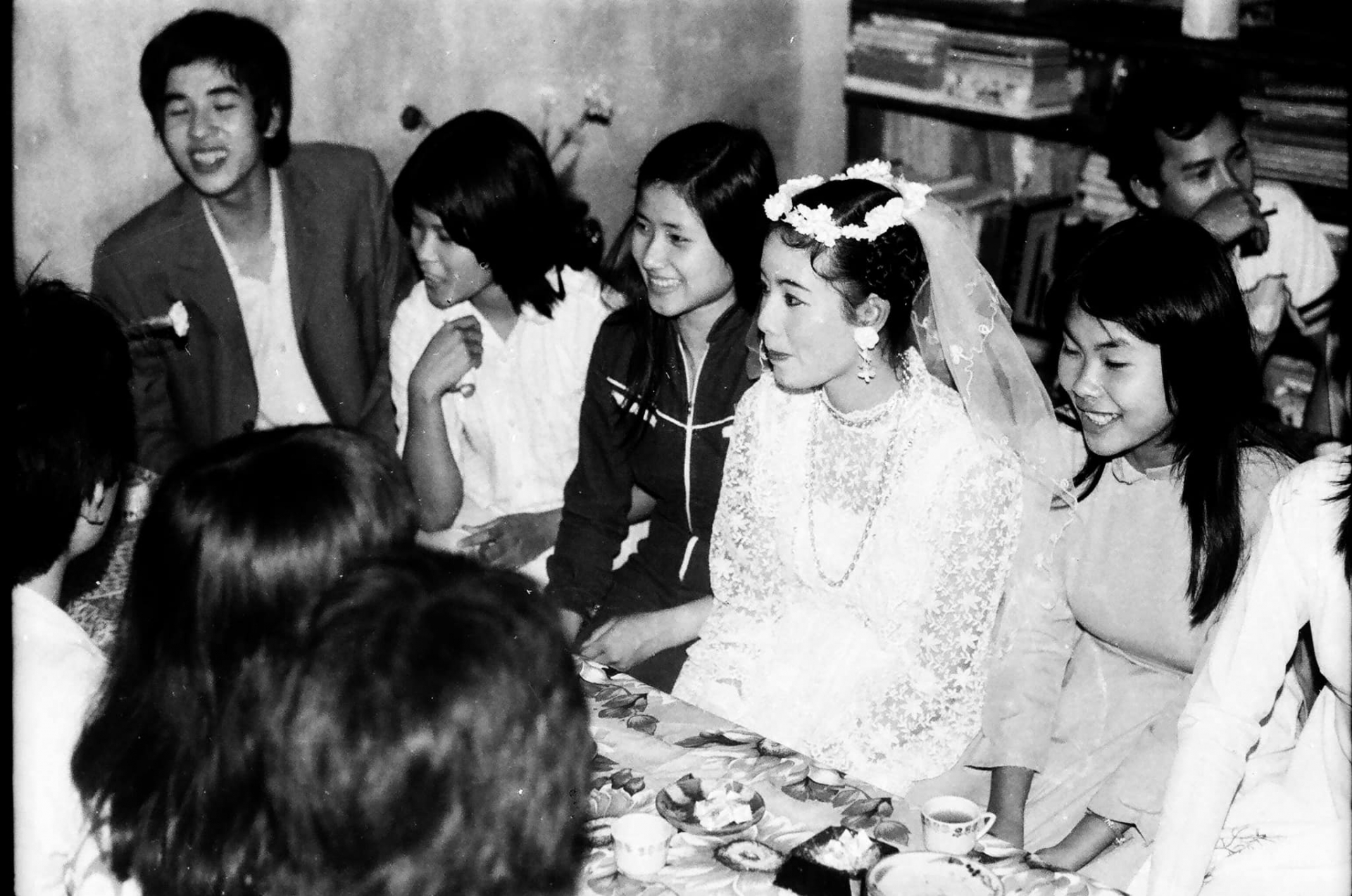 Đám cưới của nghệ sĩ Chiều Xuân cũng được tổ chức đơn giản với sự tham gia của bạn bè, người thân.