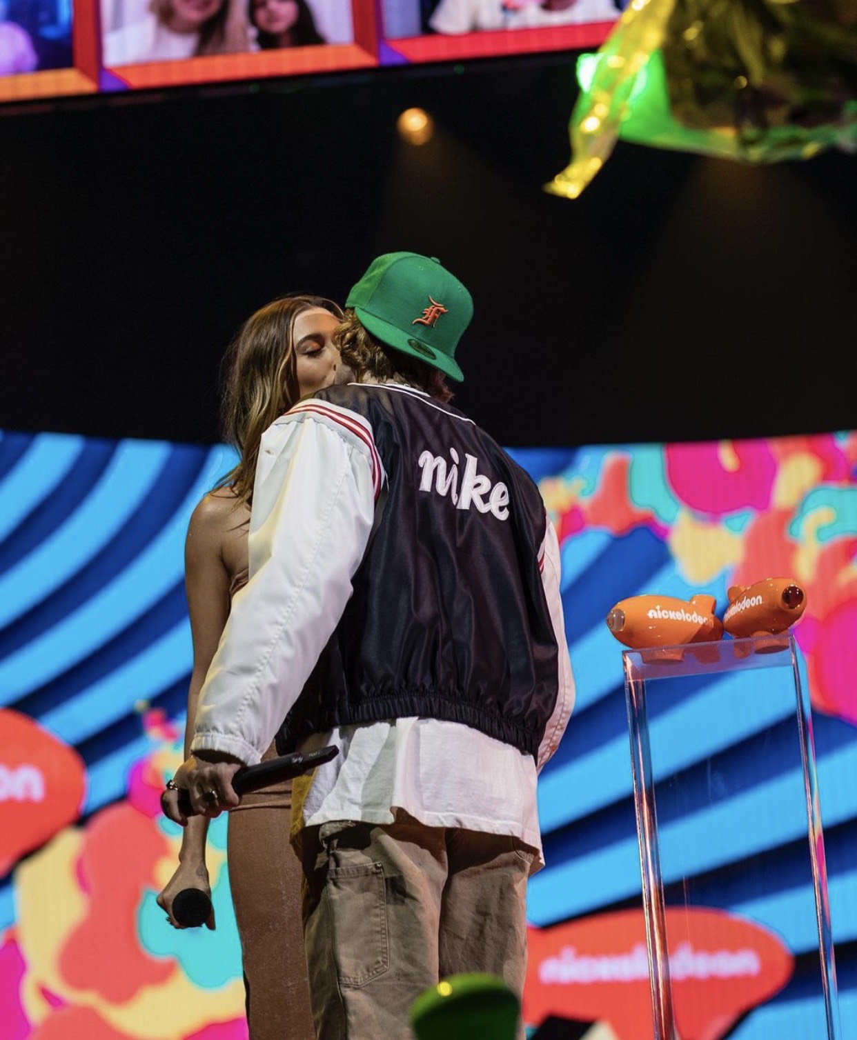 Khoảnh khắc khóa môi cực tình của Justin và Hailey ngay trên sân khấu vừa qua.