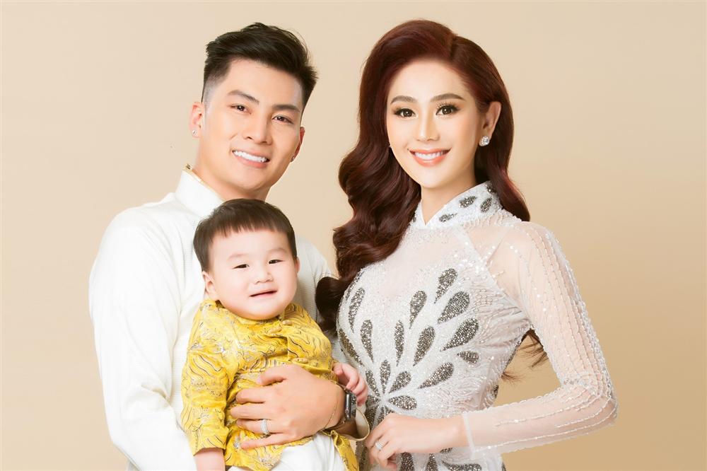 Hiện tại, Lâm Khánh Chi đang tận hưởng cuộc sống hôn nhân hạnh phúc cạnh chồng và con trai.