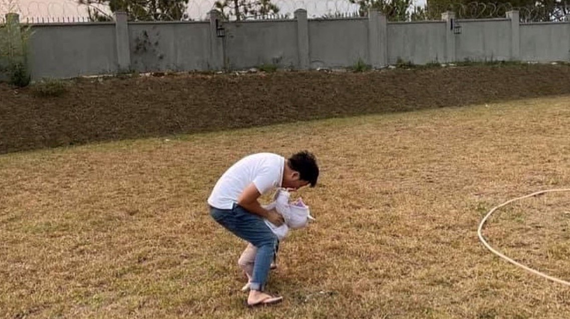 Trường Giang khoe ảnh ôm ấp con gái, ông bố nghiện con là đây chứ đâu