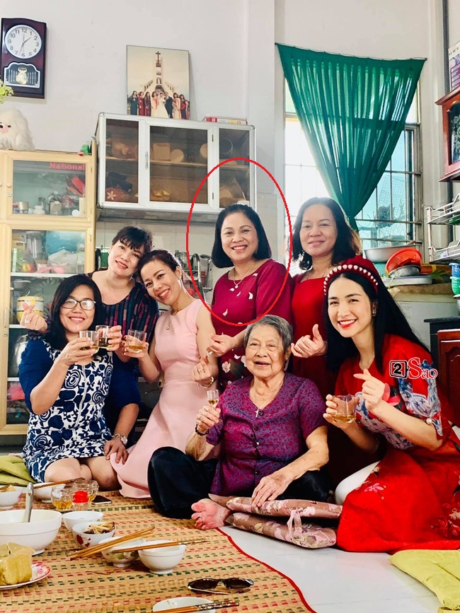 Hòa Minzy chụp cùng mẹ Minh Hải và gia đình bạn trai.