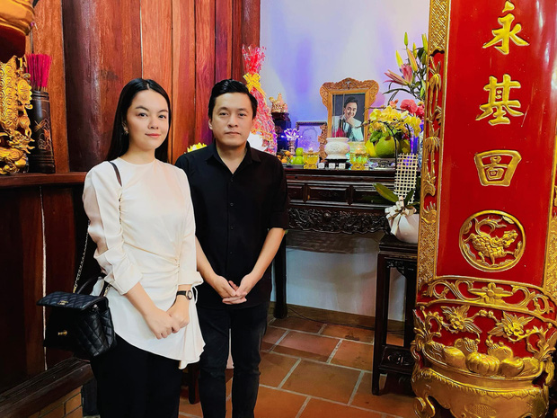 Lam Trường và Phạm Quỳnh Anh cạnh bàn thờ trang trọng của cố nghệ sĩ Chí Tài