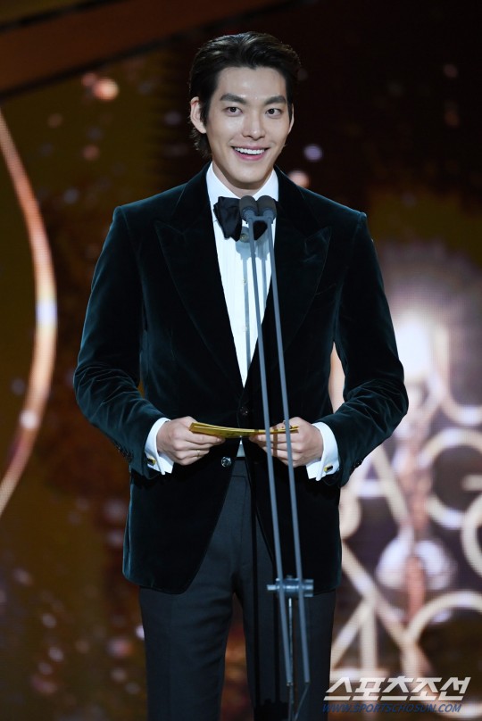 Kim Woo Bin lần đầu tái xuất làng giải trí sau 2 năm chữa trị bệnh khi xuất hiện tại Lễ trao giải Rồng Xanh