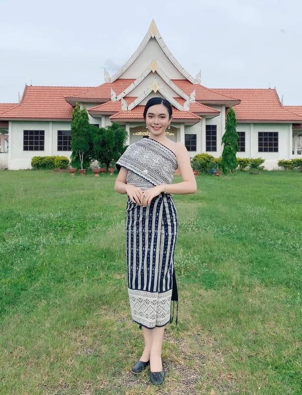 An Di trong bộ trang phục truyền thống của Lào.
