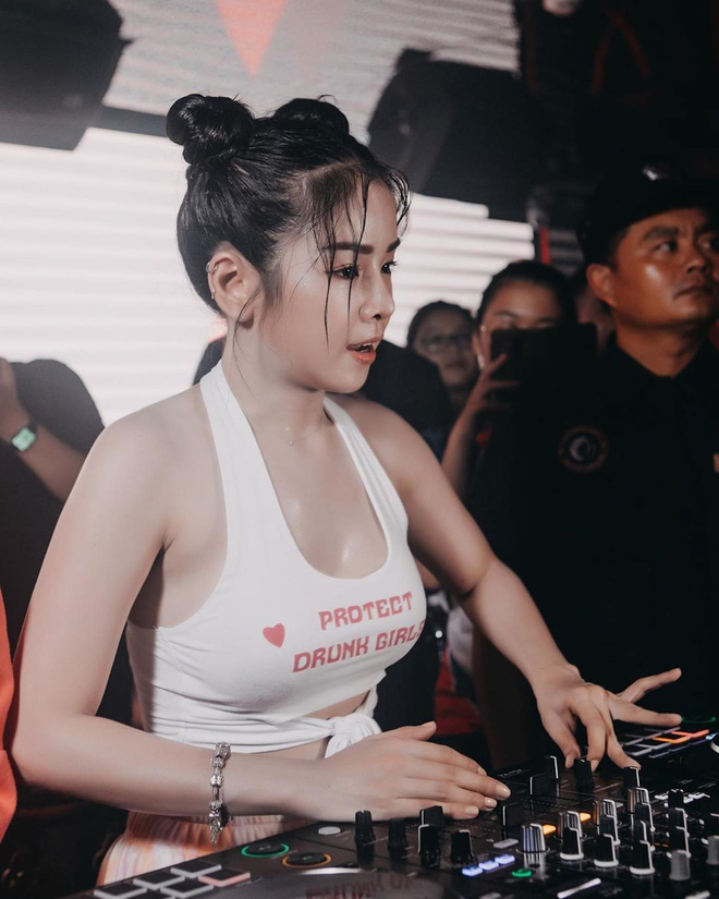 DJ Mie thường diện những bộ đồ gợi cảm nhưng không quá hở trên sân khấu.