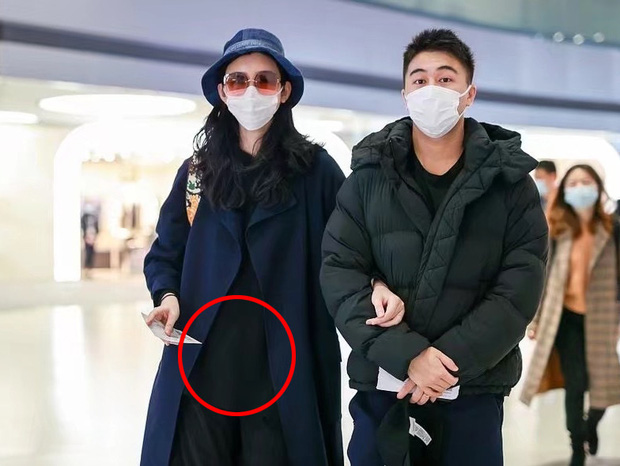 Hề Mộng Dao và chồng cũng được truyền thông bắt gặp khi xuất hiện tại sân bay.