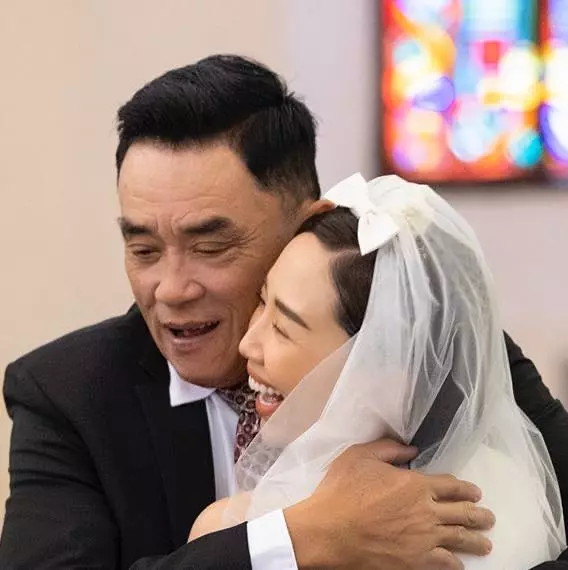 Hình ảnh cha của Tóc Tiên ở bên để chúc phúc trong ngày cưới của con gái.