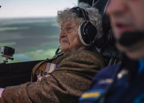 Bà Maria Koltakova ngồi ở ghế lái phụ và đóng vai trò điều hướng chuyến bay,