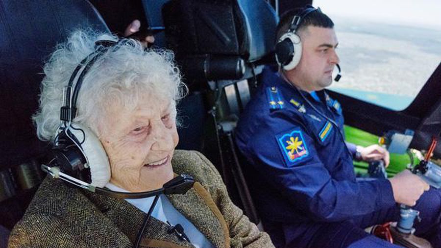 Cụ bà 99 tuổi lập kỷ lục là người già nhất lái máy bay chiến đấu mô phỏng.