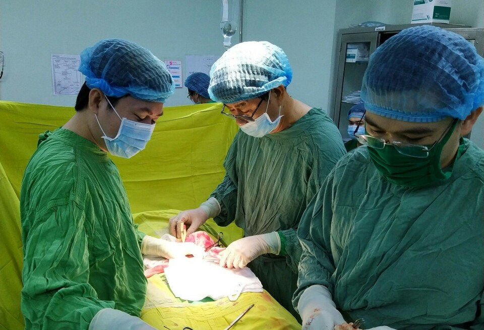 Bệnh viện Đa khoa trung ương Cần Thơ vừa có một ca phẫu thuật thành công tạo hình dương vật do biến chứng tiêm silicon lỏng.