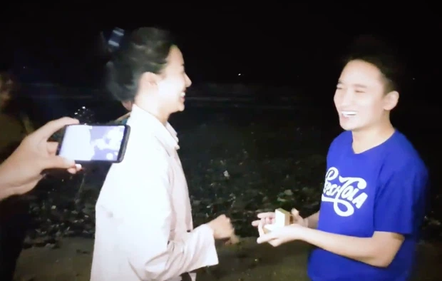 Phan Mạnh Quỳnh cầu hôn bạn gái trên biển vào năm 2018
