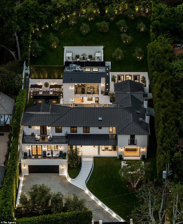 Căn biệt thự của Rihanna nằm trên một con đường yên tĩnh tại khu Beverly Hills.