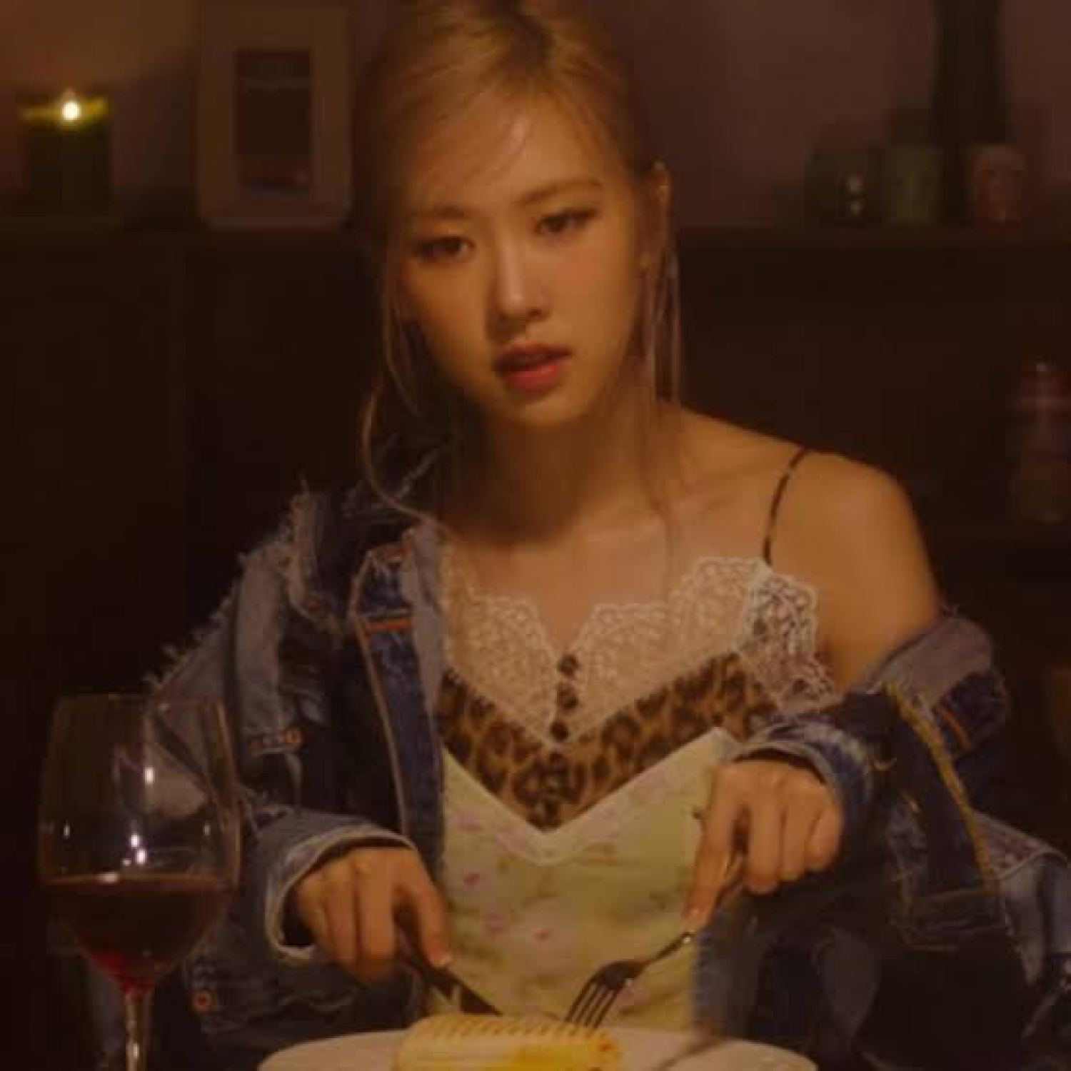 Tạo hình của Rosé trong MV Gone