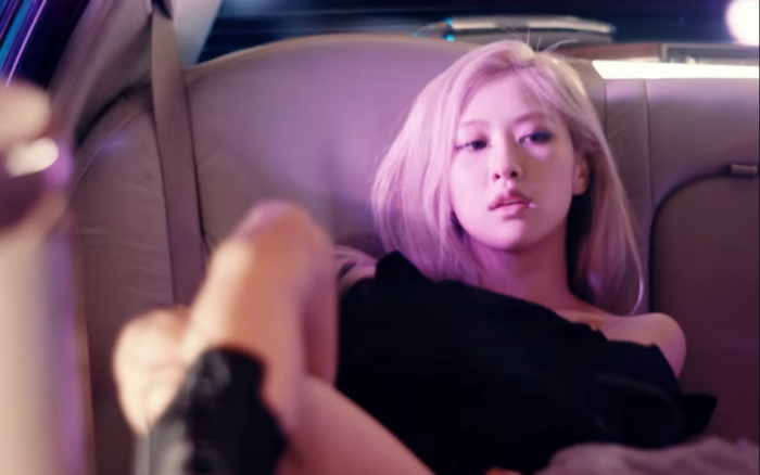 Rosé cũng nhận về thành công vượt trội khi ra mắt MV solo 'On the ground'