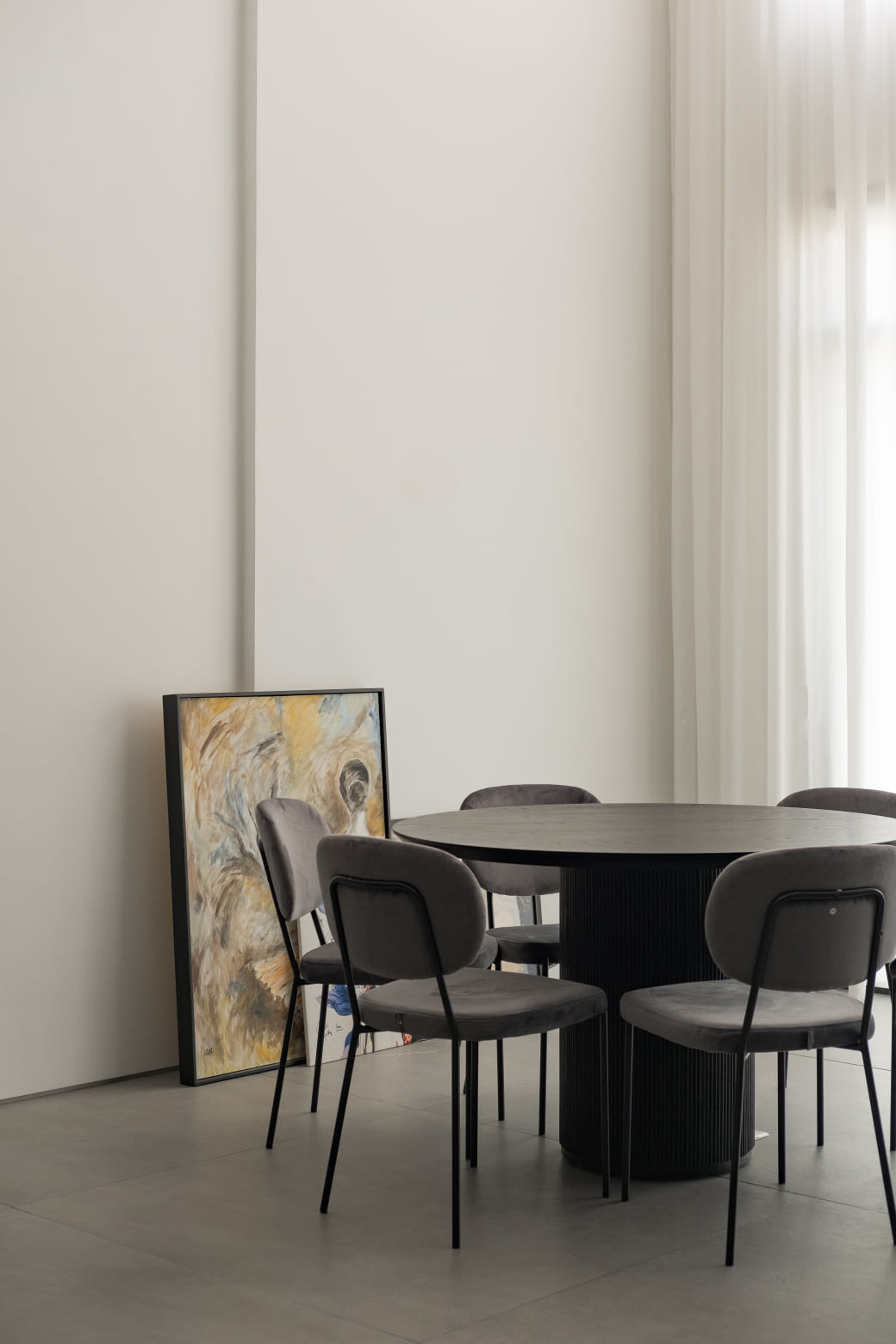 Bên cạnh phòng bếp chính là không gian ăn uống với chiếc bàn ăn tròn 6 ghế màu đen đơn giản.