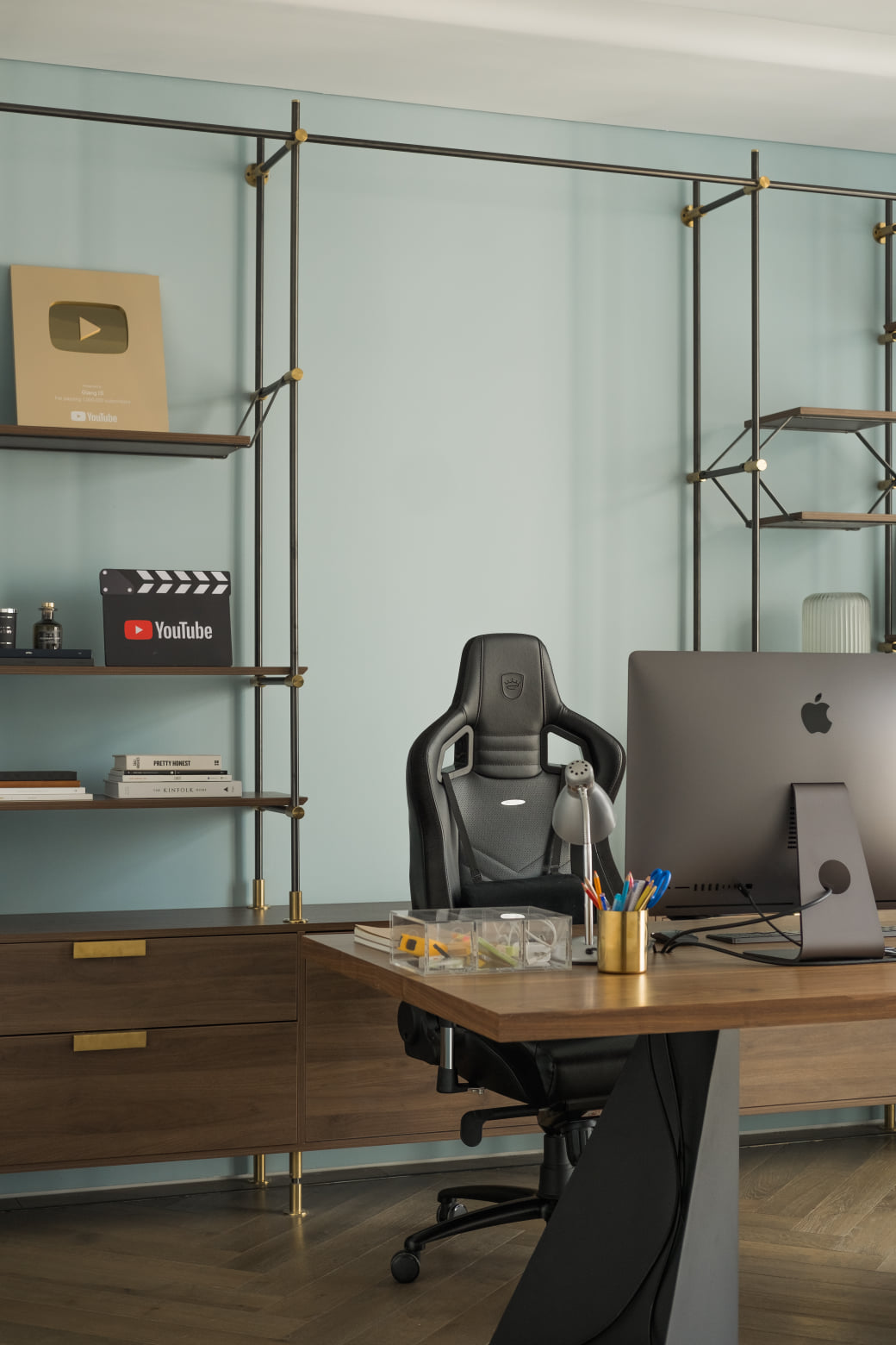 Văn phòng làm việc riêng của Giang Ơi được thiết kế với tone màu xanh thoải mái cùng với nội thất vô cùng tinh tế, hiện đại