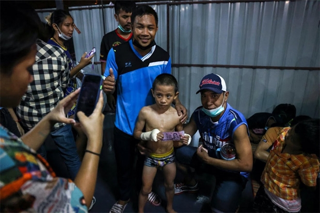 Cậu bé 9 tuổi Thái Lan kiếm tiền nuôi gia đình từ các trận đấu kickboxing