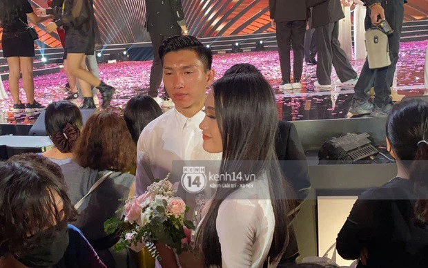 Trong chung kết Hoa hậu Việt Nam 2020, Văn Hậu cũng âm thầm xuất hiện cổ vũ bạn gái tin đồn và an ủi khi người đẹp trượt top 5.