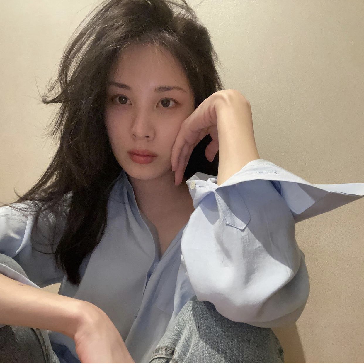 Seohyun đăng tải vài hình ảnh tự chụp khoe gương mặt ít son phấn nhưng vẫn xinh đẹp không tì vết