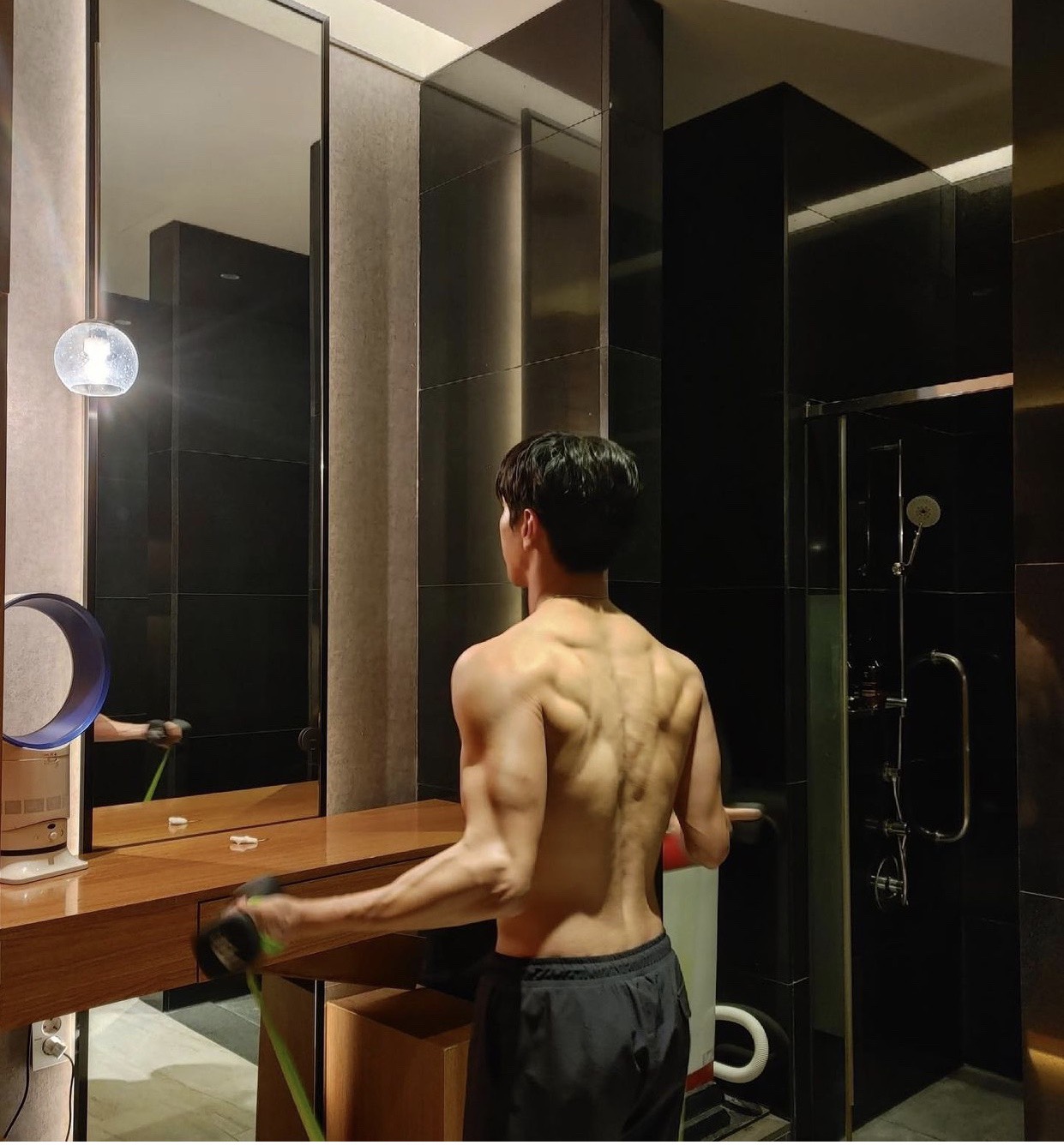 Jung Yong Hwa đăng tải bức ảnh cởi trần đang tranh thủ tập luyện trước những cảnh quay đầu trong bộ phim sắp tới.