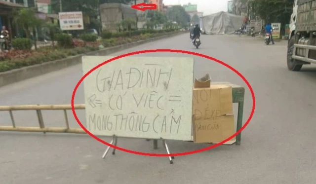 Đám cưới dựng rạp hết nửa lòng đường kèm dòng ghi chú gây tranh cãi
