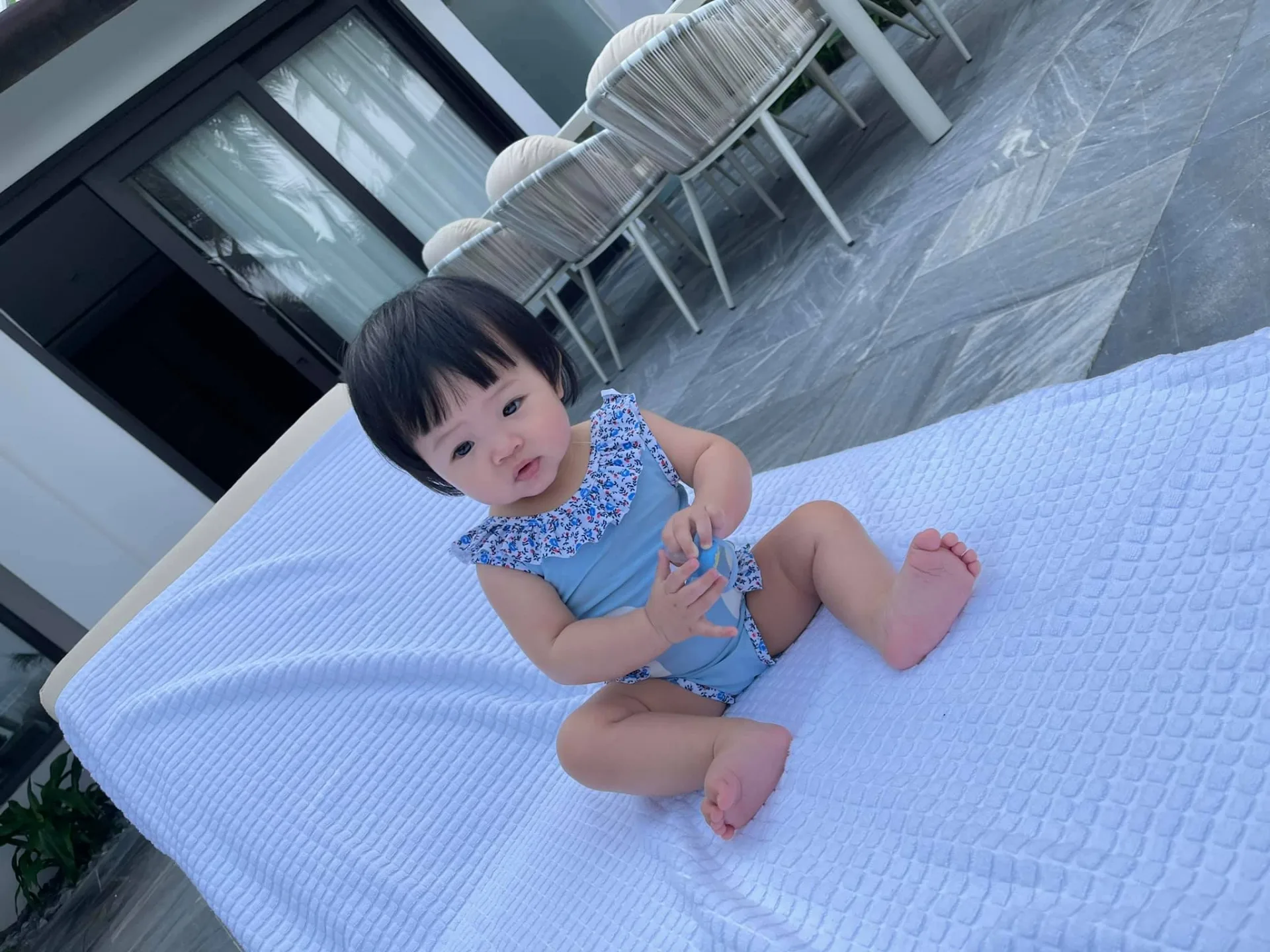 Đàm Thu Trang cho con gái Suchi diện loạt đồ bơi, biểu cảm của bé khiến ai nấy đều thích thú- Ảnh 12