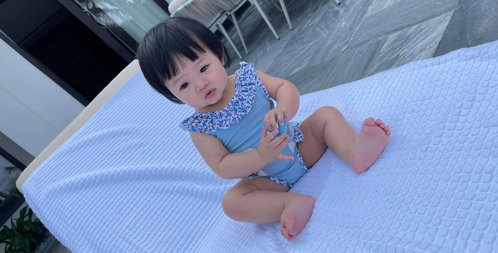 Đàm Thu Trang sắm hẳn bộ sưu tập đồ bơi cho con gái 1 tuổi Suchin