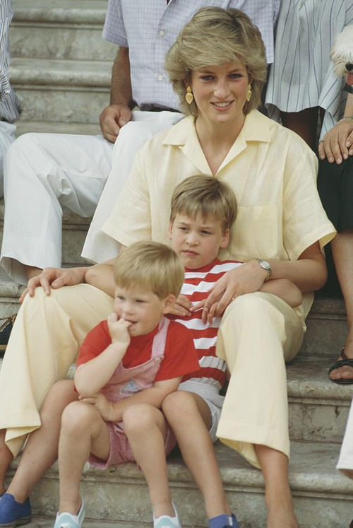 Công nương Diana và hai con trai vào tháng 8/1987