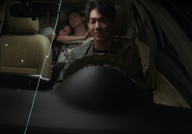 Tình cờ Trúc và bạn trai về nhà trên chiếc taxi công nghệ do Dư làm tài xế.