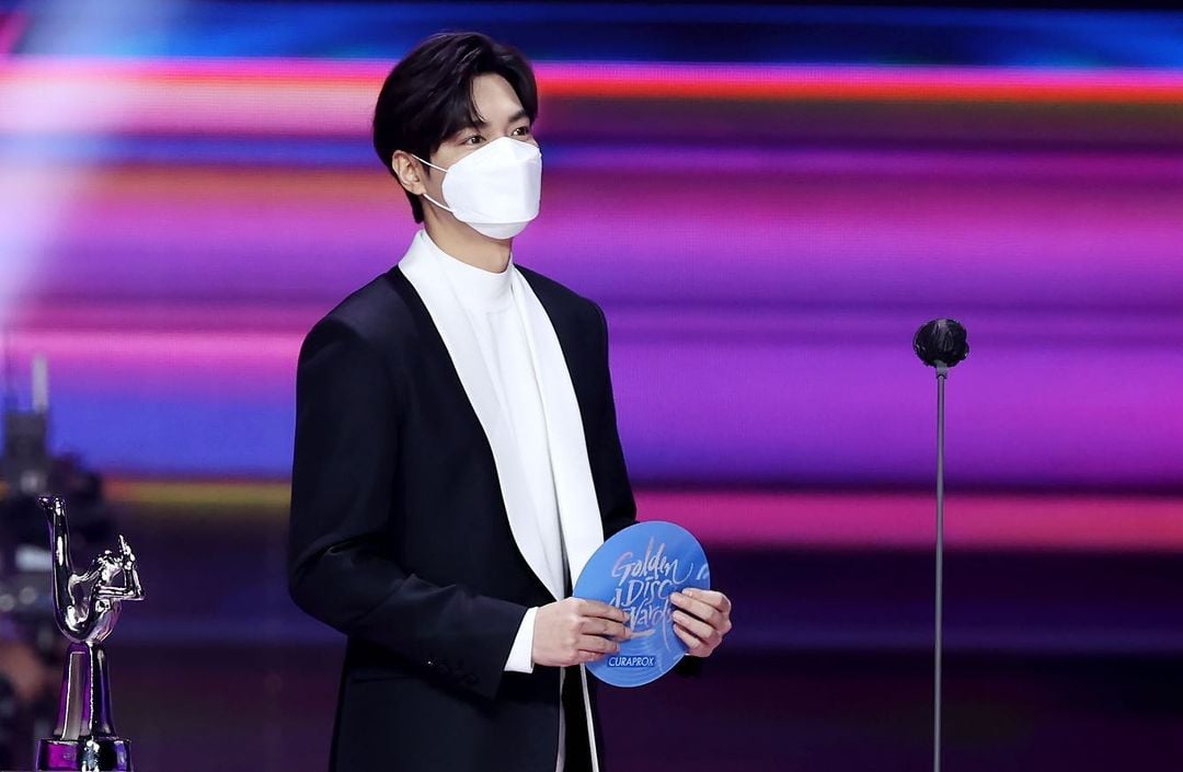 Lee Min Ho 'gây bão' khi xuất hiện trước công chúng với vẻ ngoài đẹp trai trong sự kiện trao giải dù đã bịt khẩu trang kín mít.