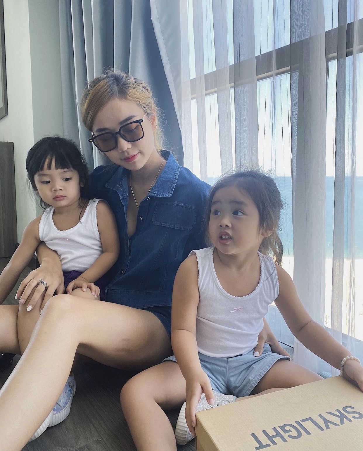 Cindy Lư và 2 con gái xinh xắn