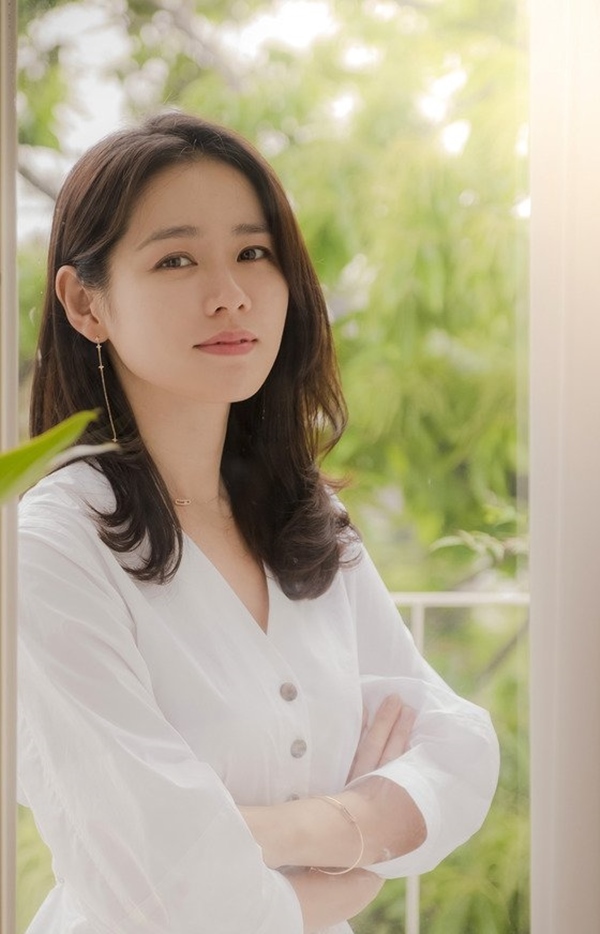 Son Ye Jin lại có tính cách hòa đồng và đặc biệt vô cùng lịch thiệp, ngọt ngào với nữ giới.