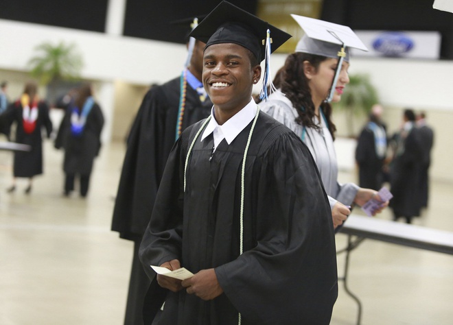Weaver tốt nghiệp trường Trung học Royal Palm Beach vào năm 2016.