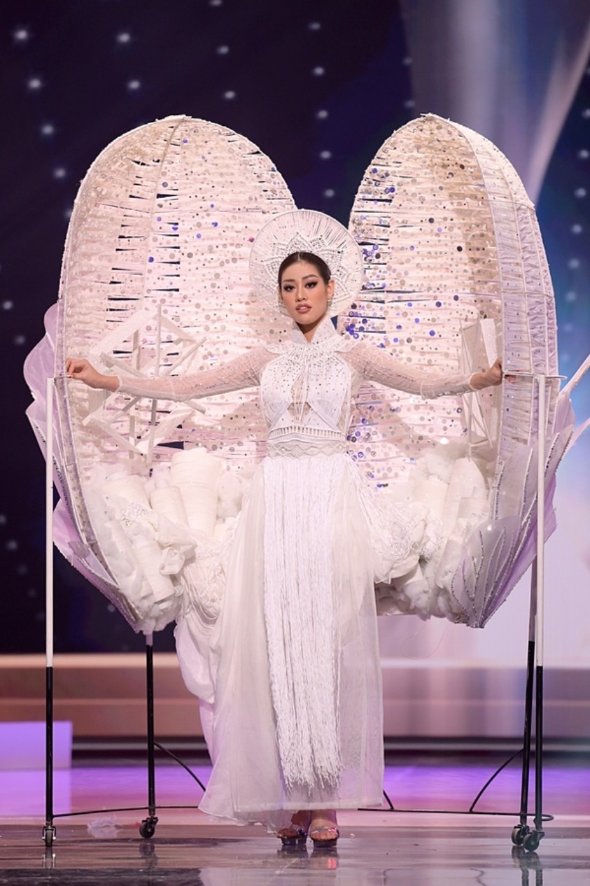 Khánh Vân trong trang phục 'Kén em' tại Miss Universe 2021.