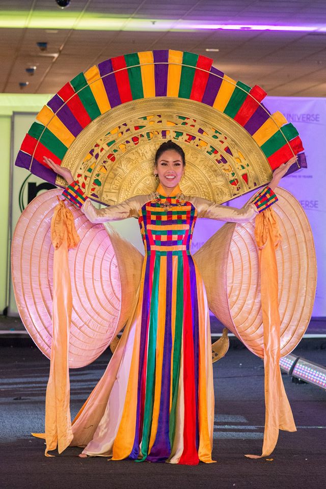Bộ trang phục dân tộc mang chủ đề 'Hồn Việt' do Á hậu Nguyễn Thị Loan mang đến sân khấu Miss Universe năm nay đã gây được ấn tượng mạnh mẽ