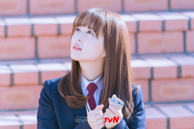 Park Bo Young khoác lên mình bộ đồng phục khi thủ vai nữ chính Dong Kyeong thuở trung học.