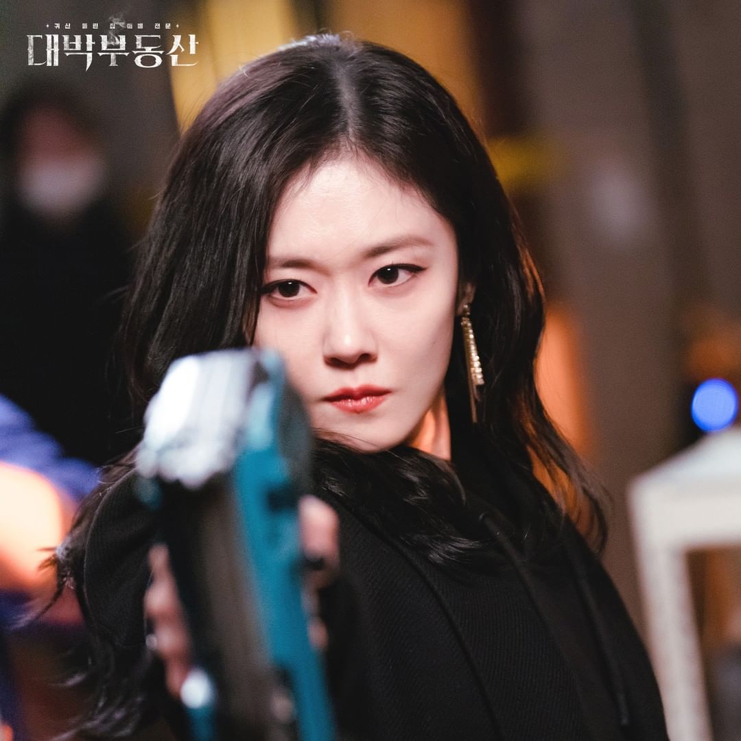 Jang Nara vào vai Hong Ji Ah, bà chủ của bất động sản Daebak và là một nhà trừ tà