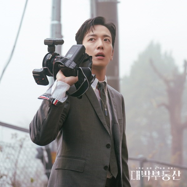 Jung Yong Hwa vào vai Oh In Bum, một kẻ lừa đảo không tin vào tâm linh nhưng lại lợi dụng điều đó để kiếm tiền.