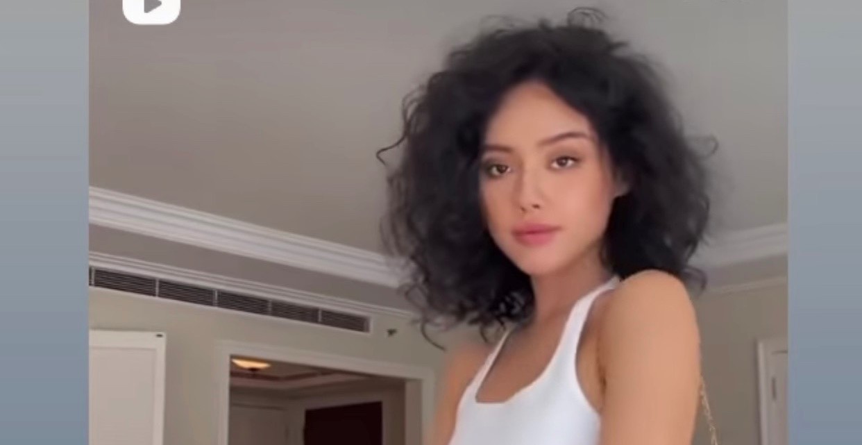 "Cô em trendy" Khánh Linh gây sốt khi chuyển sang kiểu tóc xù cá tính