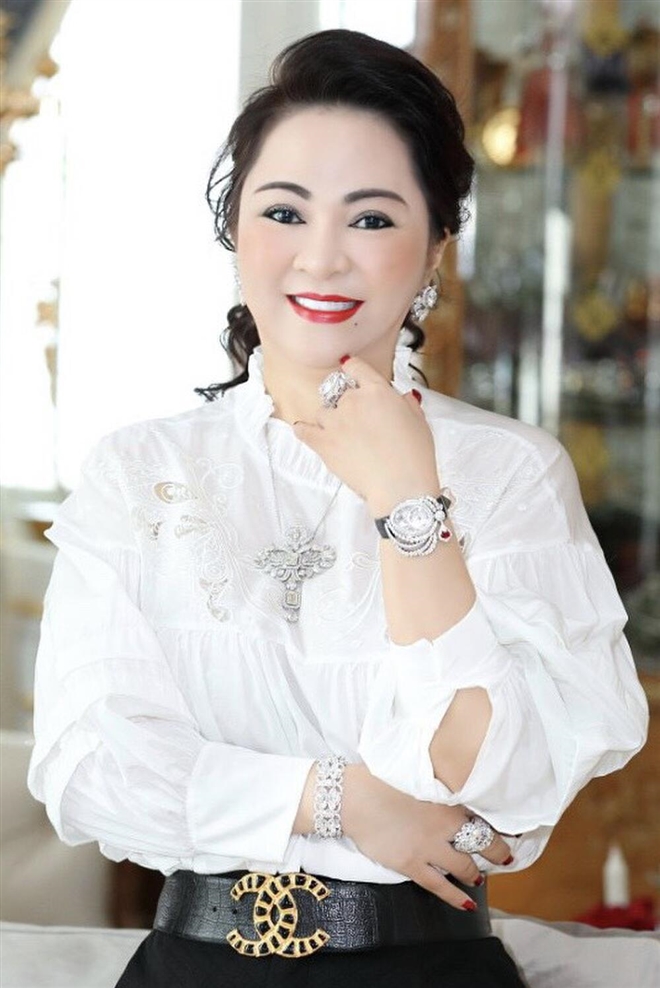NS Hoài Linh bị bà Nguyễn Phương Hằng thường xuyên gọi tên trong các buổi livestream, khi cho rằng anh là một trong những nghệ sĩ có liên quan đến 'lương y' Võ Hoàng Yên.