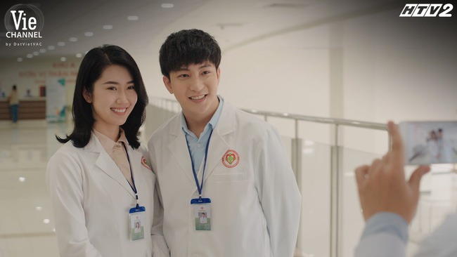 Lạnh lùng với nhau trong "Cây táo nở hoa" nhưng Thúy Ngân và B Trần lại tình tứ ở hậu trường 