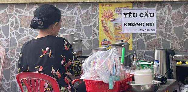 Bà chủ quán nước vỉa hè gây sốt vì lúc nào cũng quay mặt vào tường