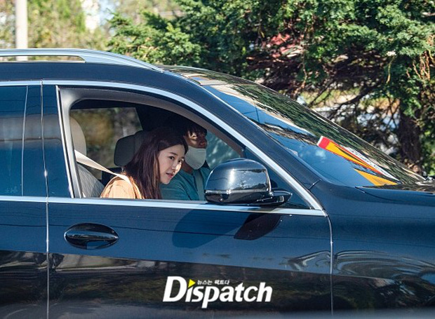 Khoảnh khắc Lee Da In bẽn lẽn nở nụ cười chào tạm biệt bà của bạn trai lúc rời đi cũng khiến khán giả dành nhiều lời khen ngợi cho cô gái này.