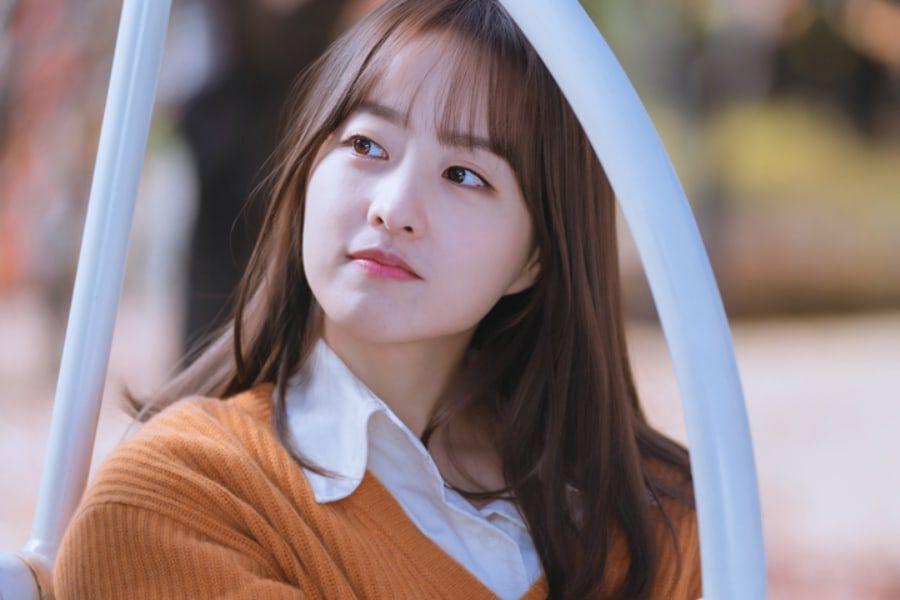 Park Bo Young cũng gây bất ngờ bởi vẻ ngoài trẻ trung, xinh xắn