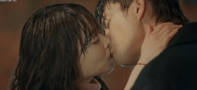 Cảnh hôn nhau đắm đuối của Seo In Guk và Park Bo Young