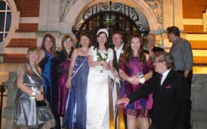Karen đã tổ chức một buổi lễ trang trọng với váy cưới, thuê xe Limousine và tiệc rượu sâm banh tại khách sạn Morgan, Swansea, xứ Wales.