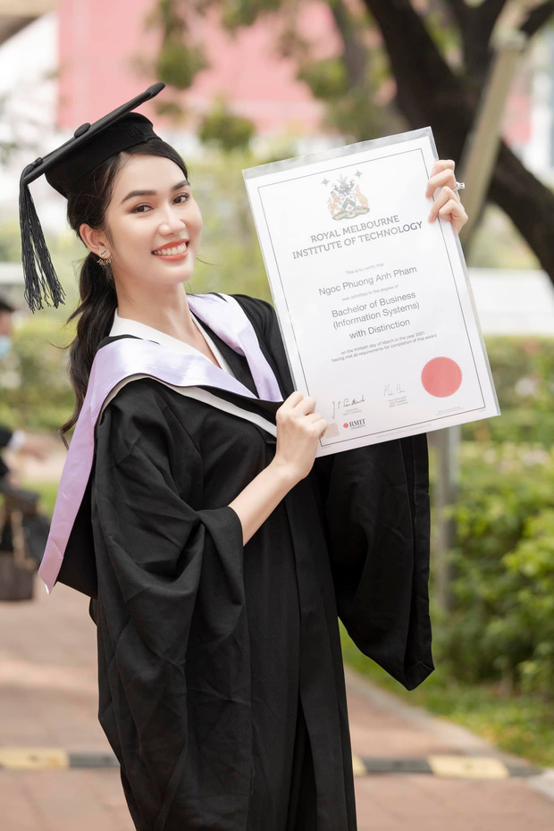 Phương Anh khoe thành tích tốt nghiệp thủ khoa tại Đại học RMIT khiến ai nấy đều trầm trồ.