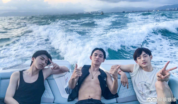 Lucas Hoàng Húc Hi đã chia sẻ lên trang cá nhân đoạn video lướt sóng tại đảo Tam Á kèm theo dòng chú thích: 'Chị Baby dẫn bọn tôi đi chơi'.